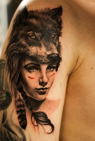 肩部彩色逼真女人肖像与狼纹身图案