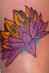 腿部彩色紫色莲花纹身图案
