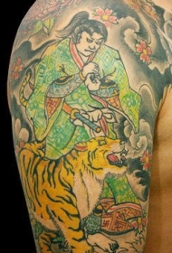 肩部彩色武士与老虎纹身图案