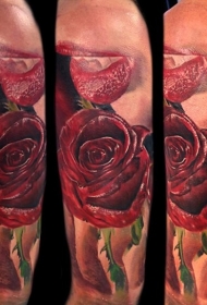 现实主义风格的彩色红色玫瑰与鬼嘴纹身图案