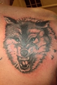 男性肩部黑灰狼头纹身图片