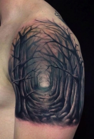 肩部黑色森林小径的纹身图案