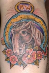 腿部彩色马与马蹄铁纹身图片