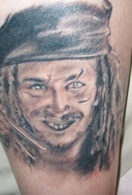 手臂黑灰海盗船长肖像纹身图案