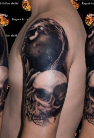 肩部黑灰女人与人类骷髅纹身图案