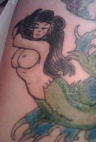 手臂彩色裸体性感美人鱼纹身图案