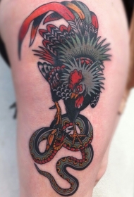 腿部彩色公鸡和蛇纹身图案