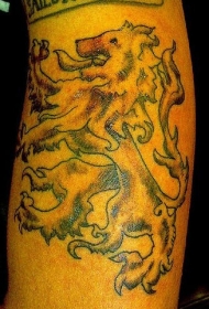 手臂彩色猖獗狮子纹身图案