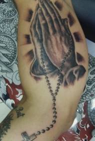 手臂祷告的手和念珠纹身图片