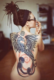 女性背部现代风格的凤凰纹身图案