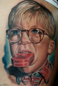 肩部彩色小男孩吃饼干肖像纹身图片