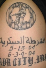 肩部黑色伊拉克的军事纪念纹身