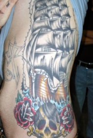 腰侧彩色大型海盗船纹身图案