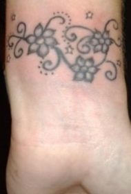 手腕上的花朵纹身