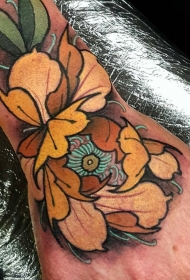 手背传统彩色菊花纹身图案