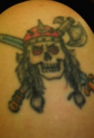 肩部彩色海盗骷髅头纹身图案