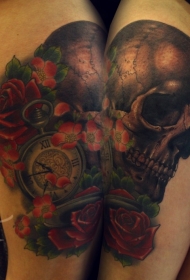 腿部彩色时钟和玫瑰的人类头骨纹身图案