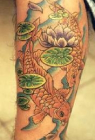 腿部彩色鲤鱼纹身图案
