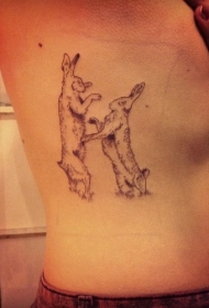 腰侧黑白野兔打架纹身图案