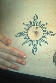 腹部悬空的太阳图腾纹身图案