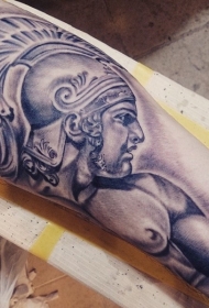 手臂肌肉发达的斯巴达战士纹身图案
