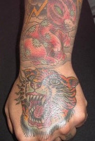 手部老虎和兔子的纹身图案
