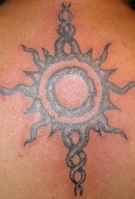 背部部落太阳符号纹身图案