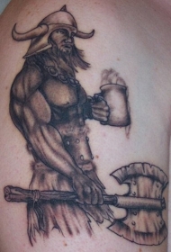 手臂黑白海盗纹身图片