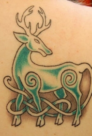 背部彩色凯尔特人鹿纹身图案