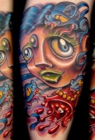 手臂彩色血腥女人与蛇纹身图案