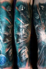 手臂神奇彩绘大爆炸空间纹身图案