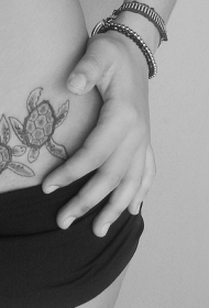 腹部黑白乌龟纹身图案