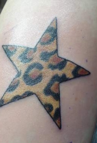 手臂彩色五角星豹纹纹身图案