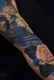 手臂彩色海浪与玫瑰纹身图案
