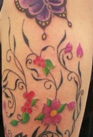 手臂彩色花和蝴蝶纹身图案