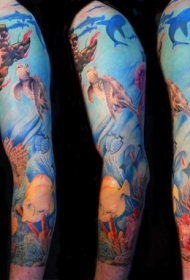 花臂彩色水下动物的纹身图案