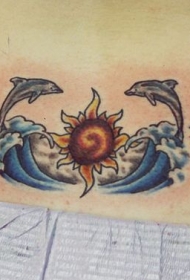 彩色海豚海上纹身图案