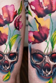 女性腿部令人惊叹的恶魔头骨纹身图案
