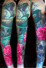 花臂自然彩色蛇与花纹身图案