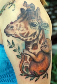 手臂彩色长颈鹿纹身图案