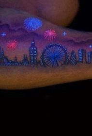 花臂彩色发光墨水夜城市纹纹身图案
