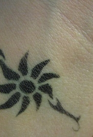 手腕部落太阳纹身图片