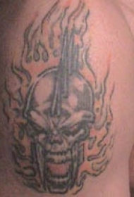 肩部火焰骷髅战士纹身图案