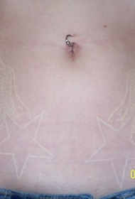 腹部白色翅膀和星星的纹身图案