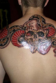 背部彩色蛇和骷髅纹身图案