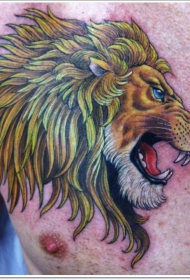 胸部上的彩色狮子头纹身图案