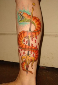 腿部彩色蛇被三叉戟的纹身图案
