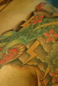 肩部彩色龙蛇樱花纹身图案