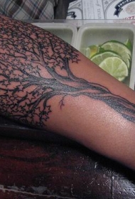手臂黑色树纹身图案