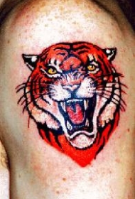 肩部愤怒的老虎纹身图案